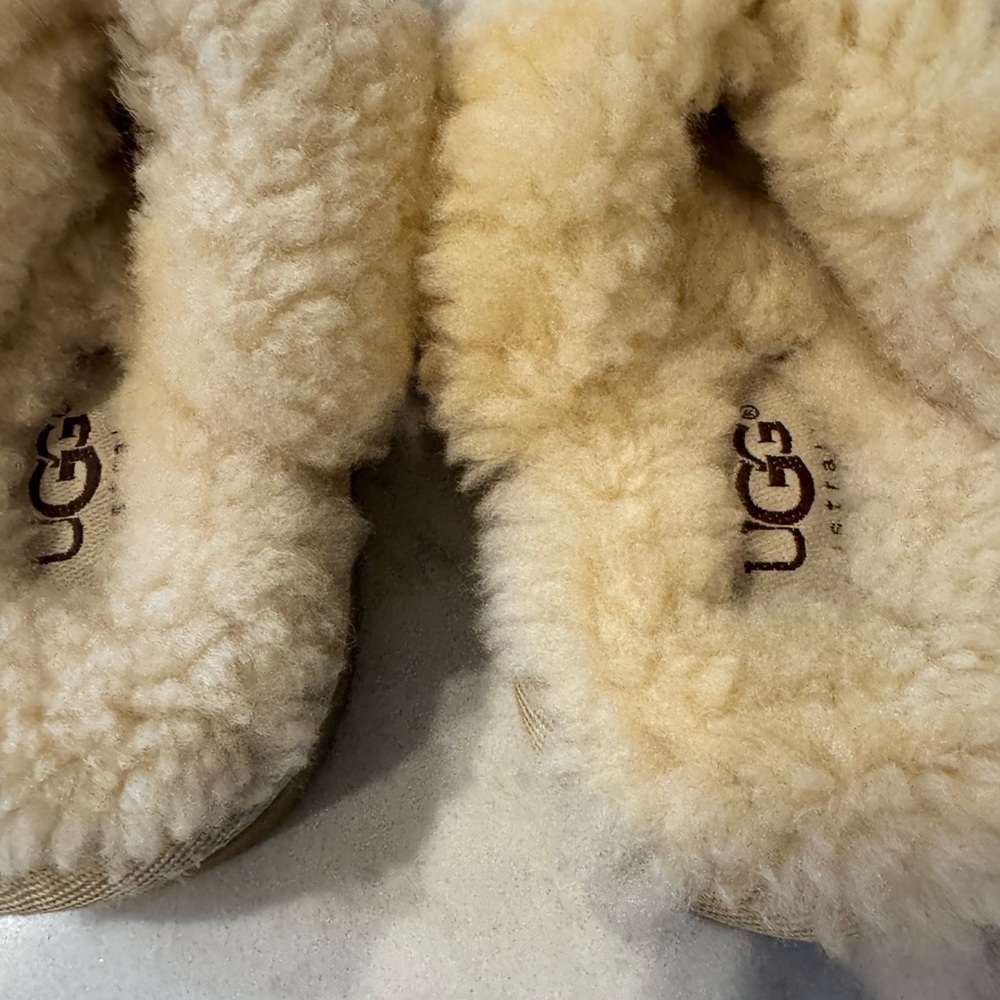 UGG Kids Cozy Sheepskin Slipper Sand Size 11 Warm Slip-On - Picture 6 of 8
